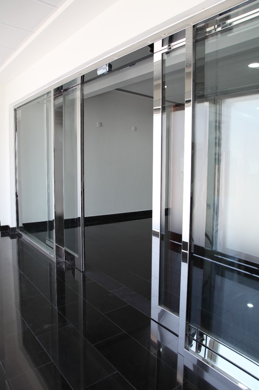 Aluminum and glass are used widely together to achieve high quality and cost effectiveness. It is the perfect option for durability and a professional finish.
